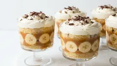 Banoffee trifle do skleničky za 5 minut: banán, karamel a krém jako z cukrárny
