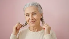 Co dělat se šedivými vlasy: 10 tipů, jak si udržet krásné vlasy